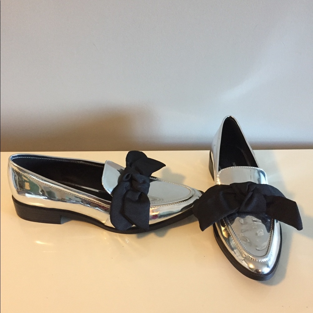 Nine West weeping silver bow loafers size 9